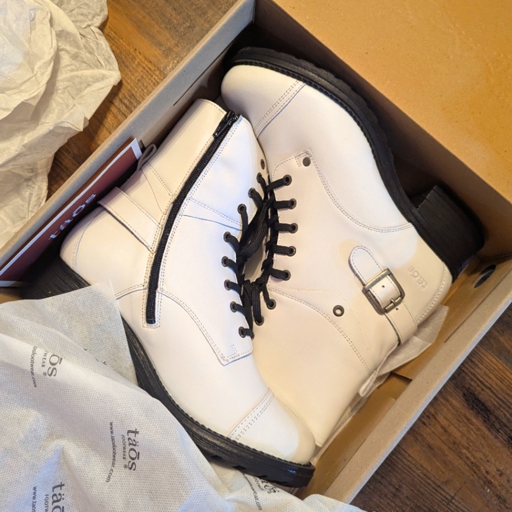 White Leather Taos Crave Boots size 42 (us11) nwt